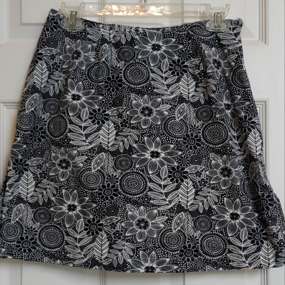 Kim Rogers skort with side zipper black & white floral print size 8